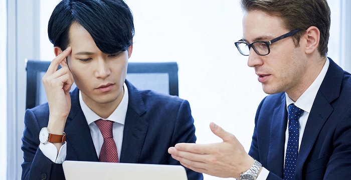 英語の聞き取りに意識を向けているビジネスパーソンのイメージ