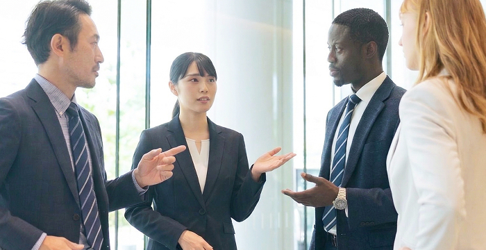 「一般的なビジネス英語」で、自分の専門領域を語れないビジネスパーソンのイメージ
